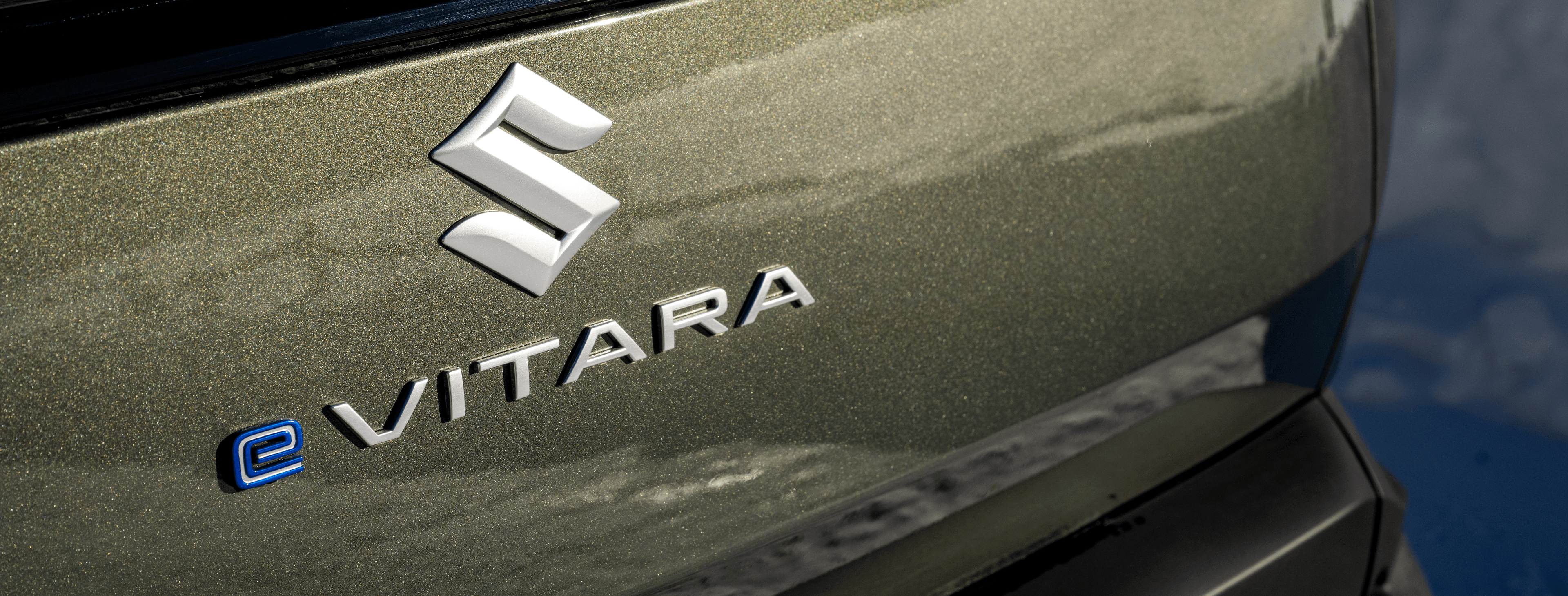 Suzuki eVITARA hátsó embléma – elektromos SUV állami támogatással