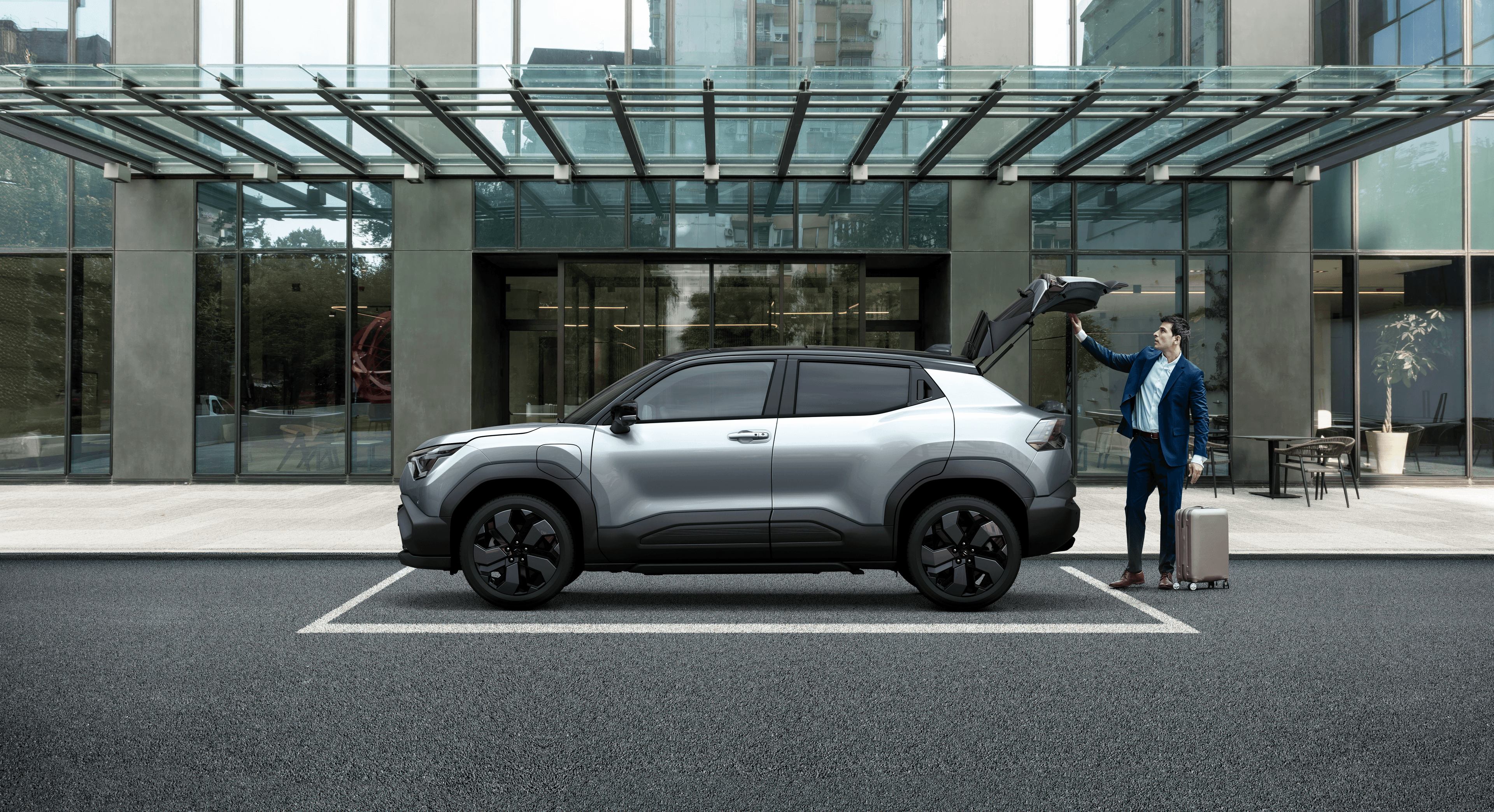 Suzuki eVITARA parkolóban egy hotel előtt