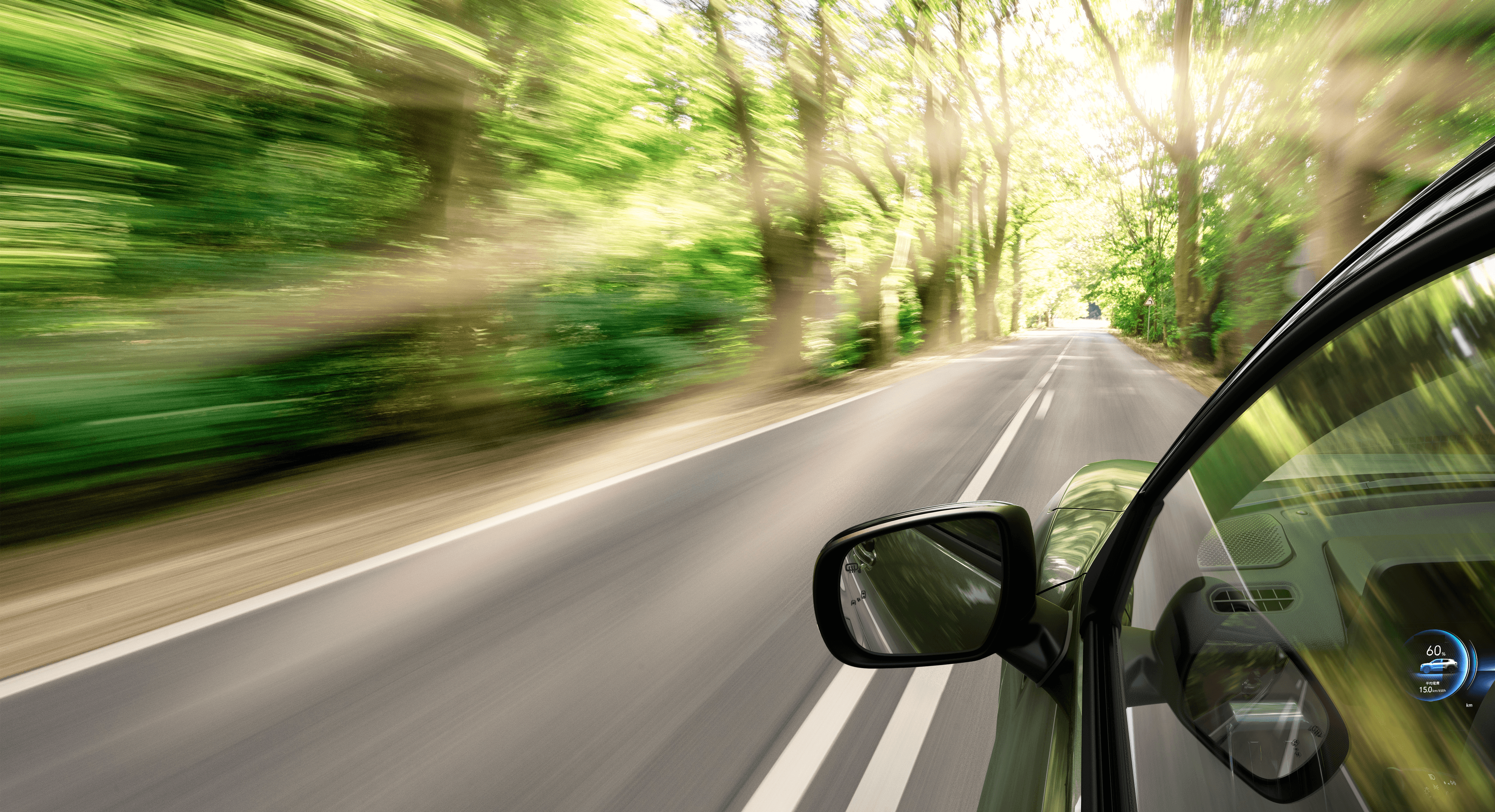 Suzuki eVITARA bal oldalról fotózva erdős úton