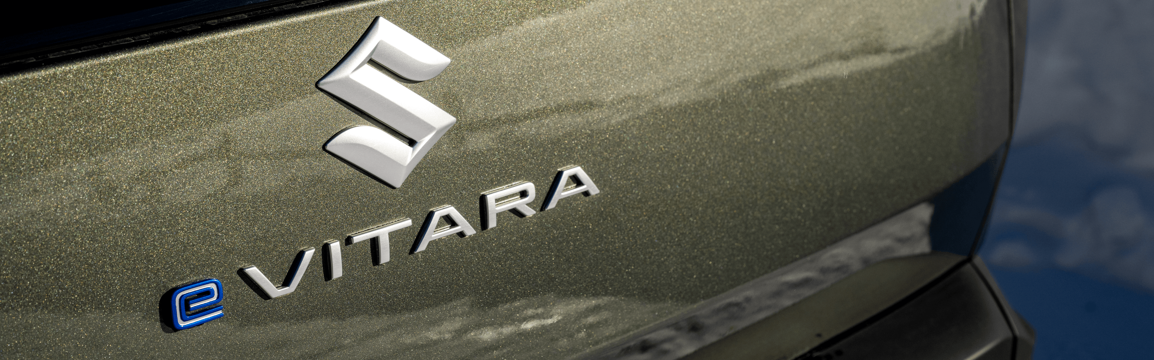 Suzuki eVITARA hátsó embléma – elektromos SUV állami támogatással