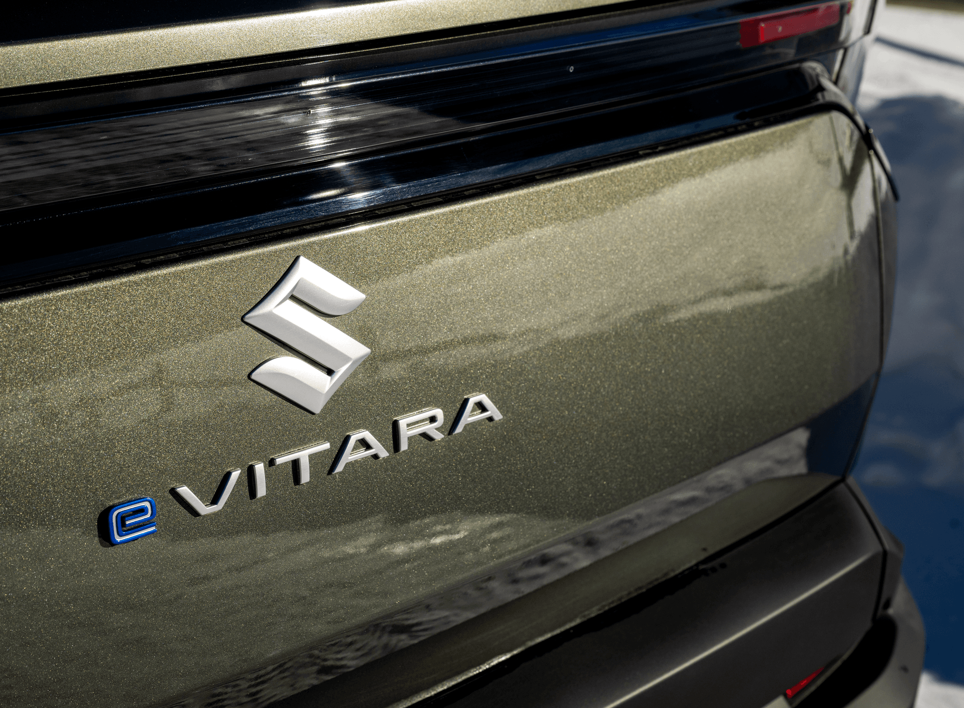 Suzuki eVITARA hátsó embléma – elektromos SUV állami támogatással