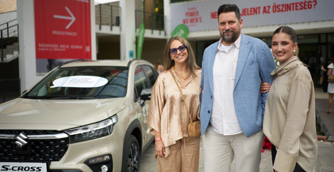 A képen bal oldalt egy Suzuki S-CROSS látható, mellette Pokorny Lia színésznő, Varga András, a Suzuki marketingvezetője és Lábas Viki énekesnő