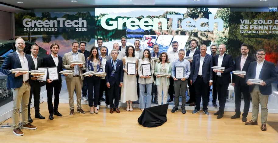 A képen a díjátadó után készült csoportkép látható, háttérben a GreenTech felirat látszódik