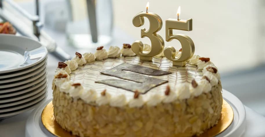 A képen egy torta látható 35-ös gyertyával