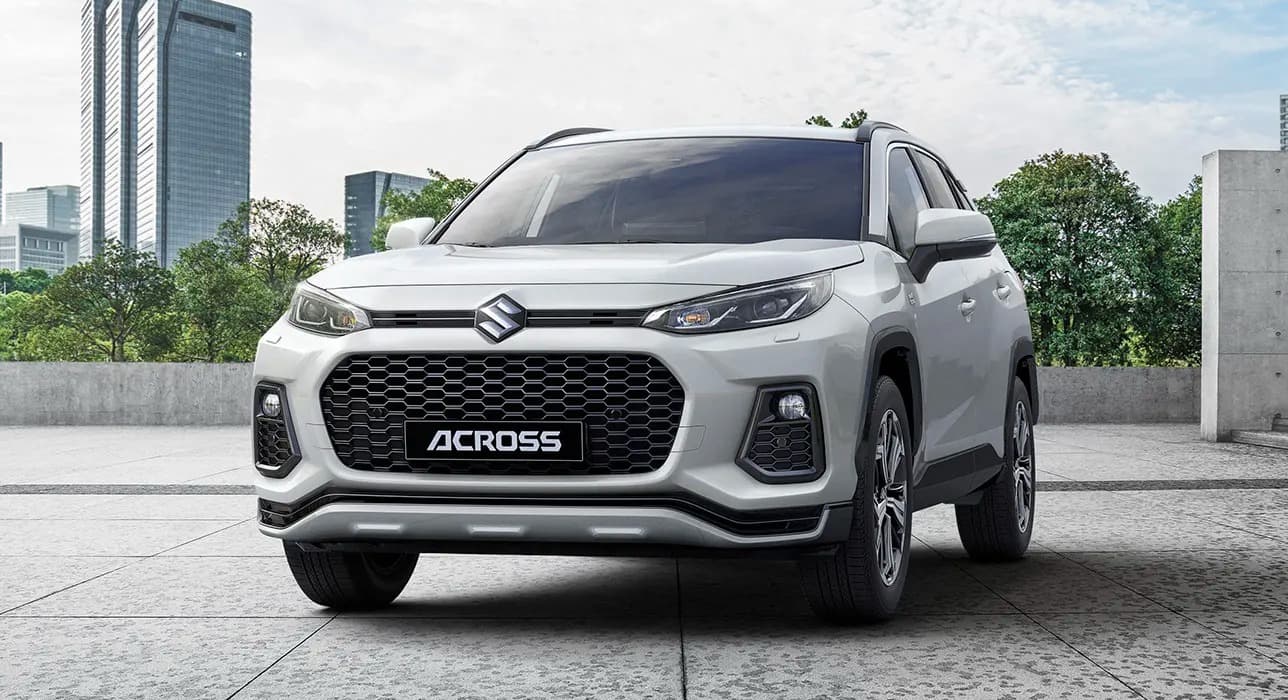 Jégfehér Suzuki Across városi környezetben