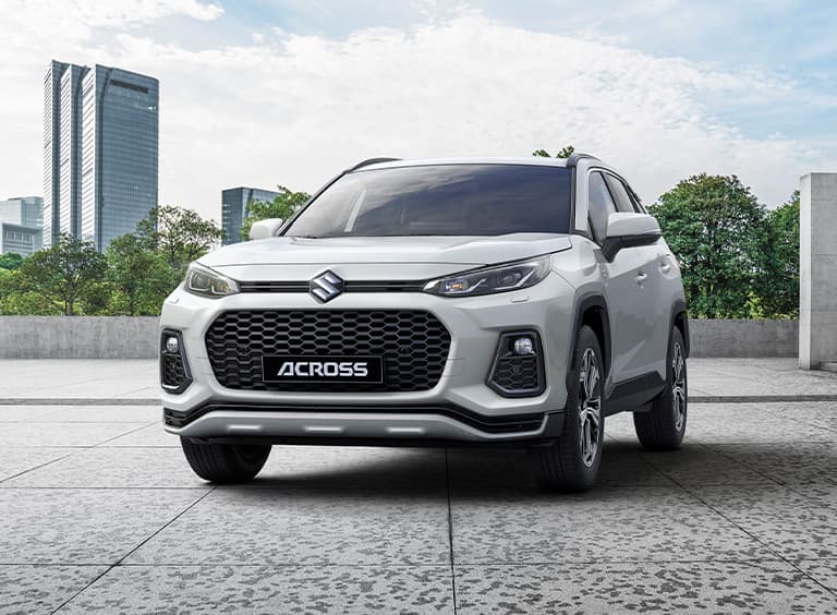 Jégfehér Suzuki Across városi környezetben