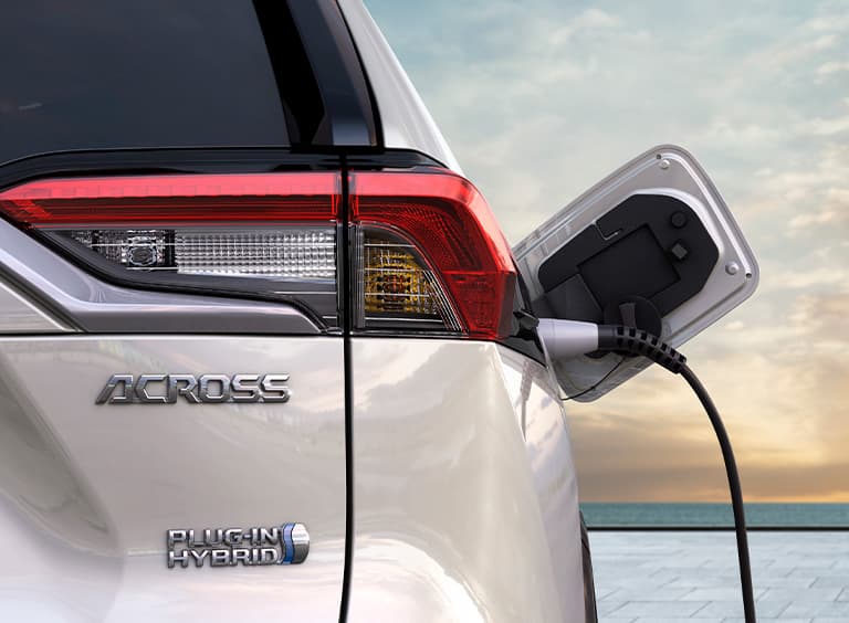 Jégfehér Suzuki Across töltés közben