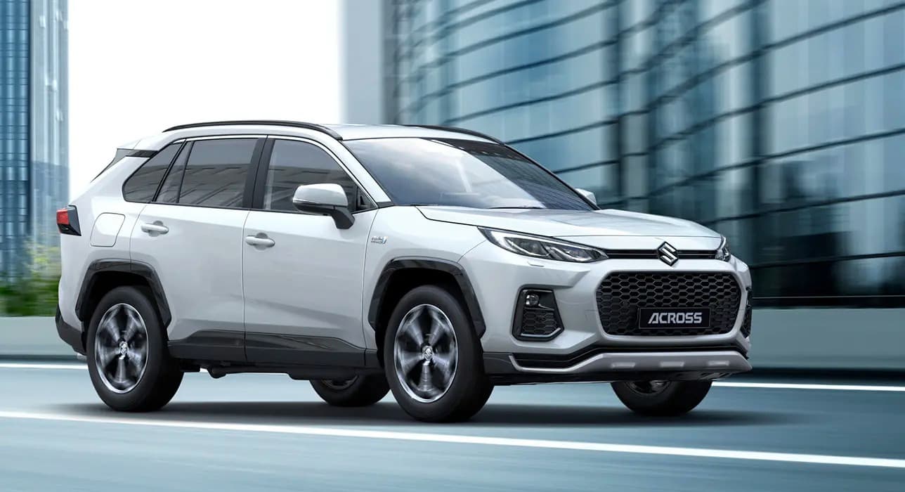 Jégfehér Suzuki Across halad egy városi úton